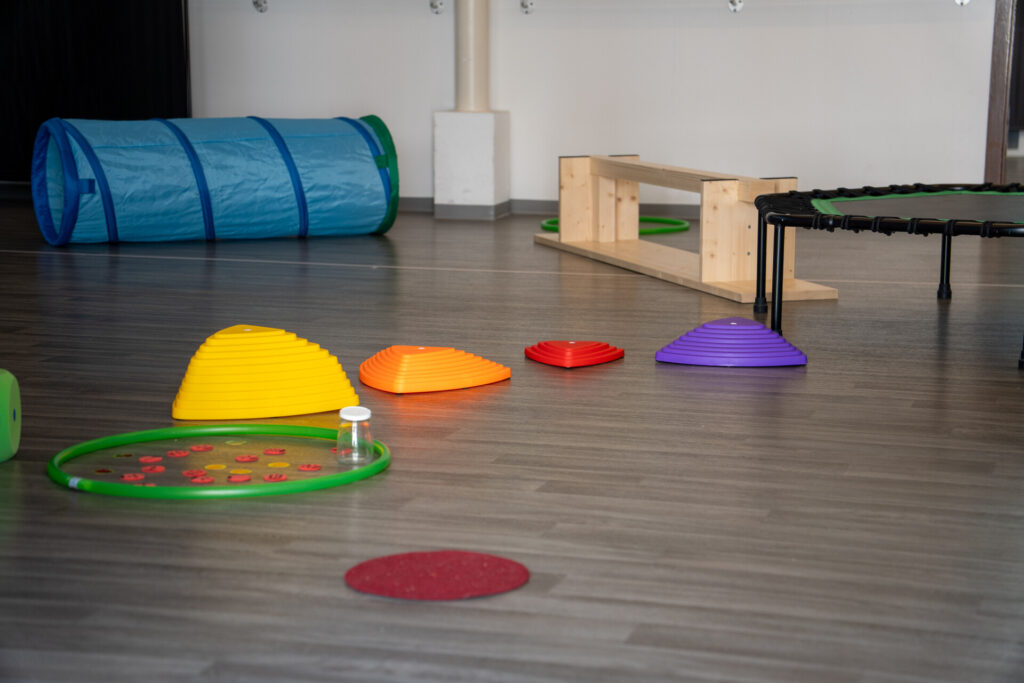 Bewegungs-Parcours: Förderung der gross-/grobmotorischen Fähigkeiten und Balance. ergo.bietenhader - Ergotherapie für Kinder und Jugendliche